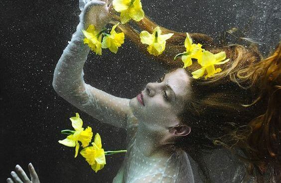 mulher-nadando-com-flores