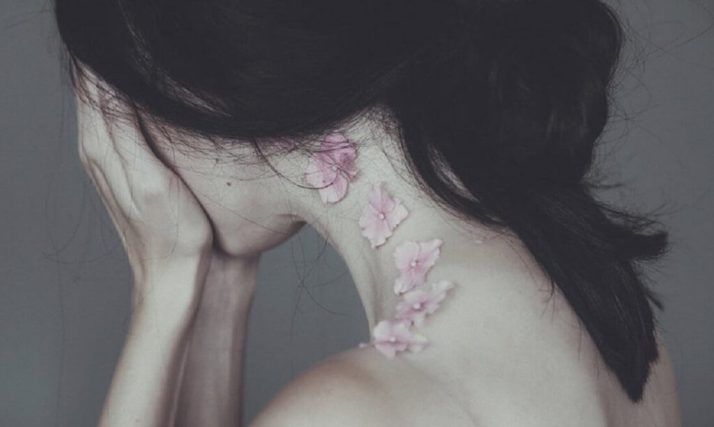 mulher-com-pescoço-de-flores