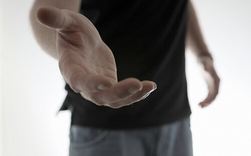 Veja como ajudar os outros