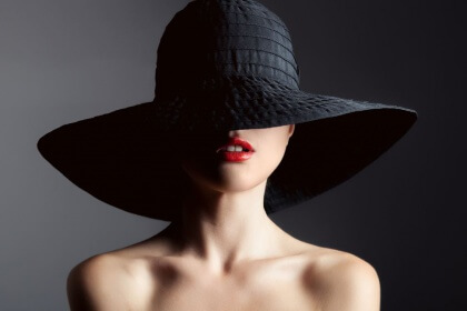 Mulher usando chapéu