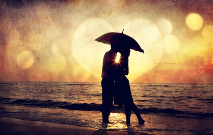 casal-na-praia-representando-o-amor