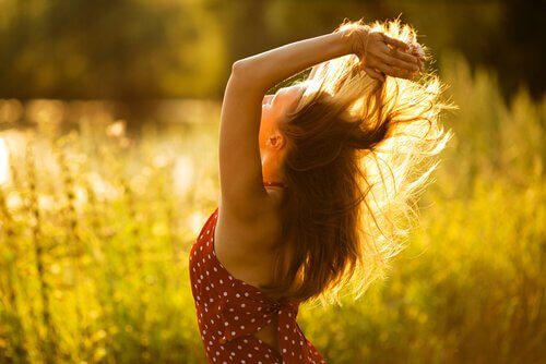 mulher-feliz-m-meio-a-natureza
