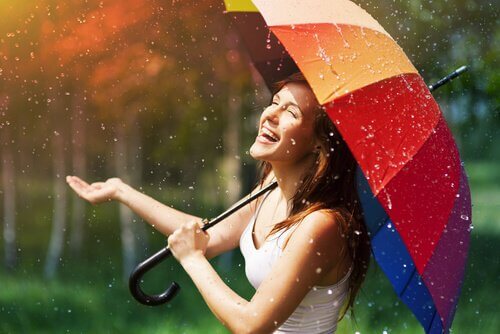 mulher-rindo-na-chuva Rir nos momentos difíceis