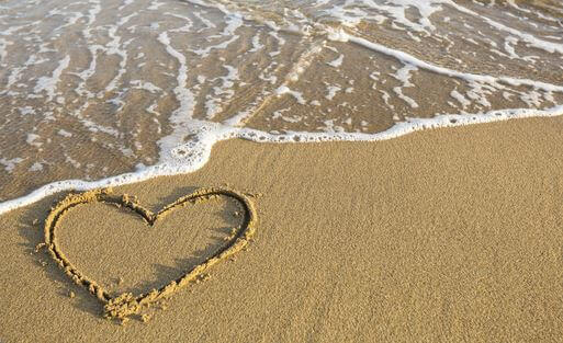 coracao-na-praia