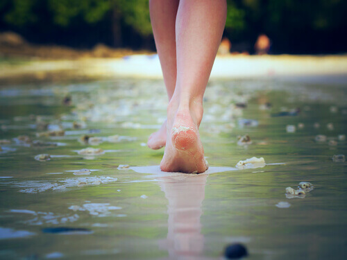 mulher-caminhando-em-praia