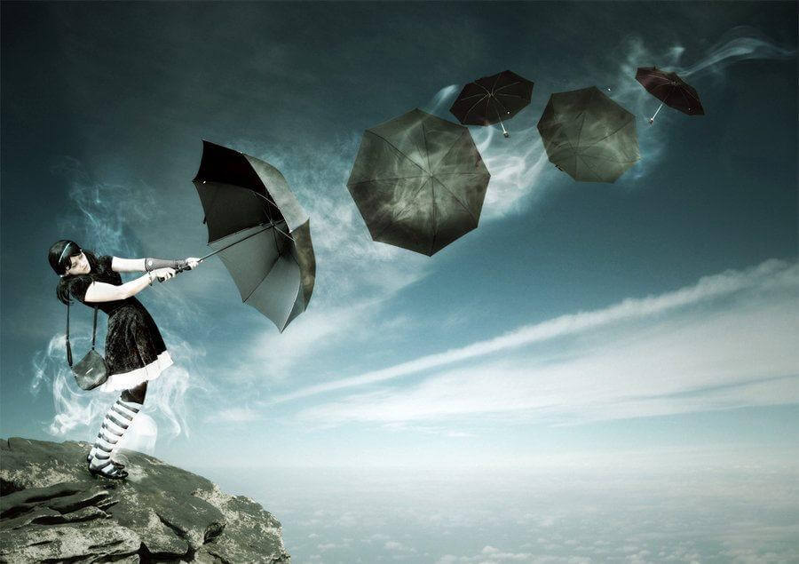 Mulher com guarda-chuva percorrendo o seu caminho