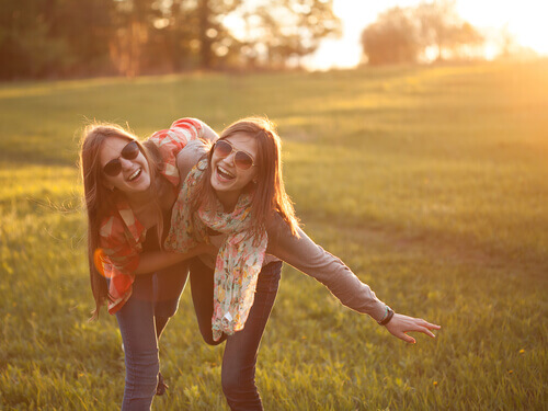 Amigas sorrindo no campo