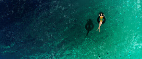 Mujer-tumbada-en-el-flotador-en-el-mar