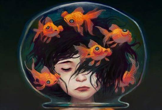 Menina presa em aquário
