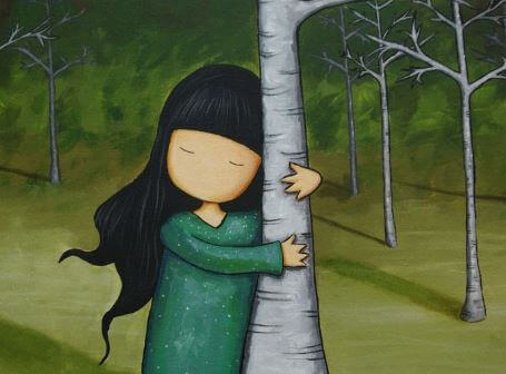 Menina abraçando uma árvore