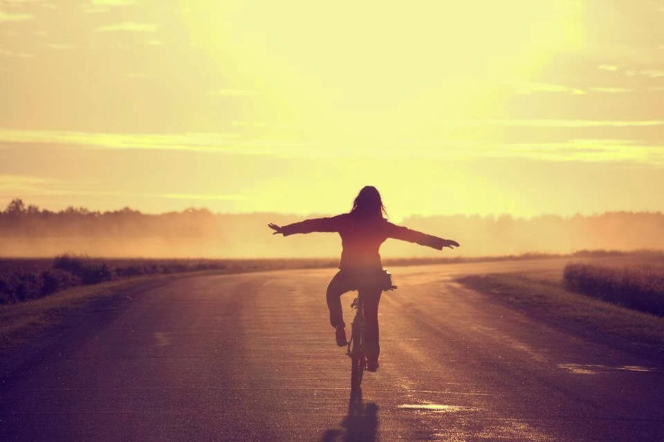 Mulher pedalando sem a necessidade de se justificar