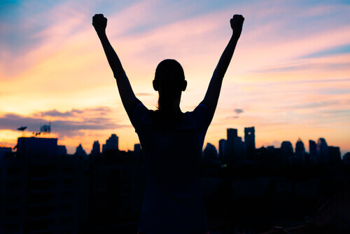 Mulher alcançando seus objetivos