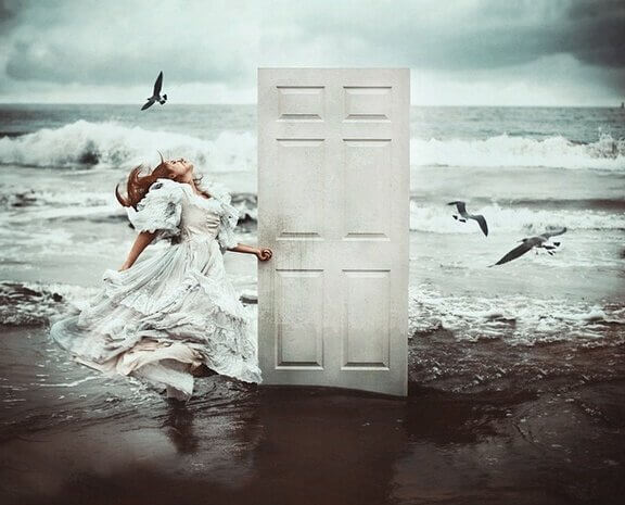 mulher-na-praia-abrindo-uma-porta