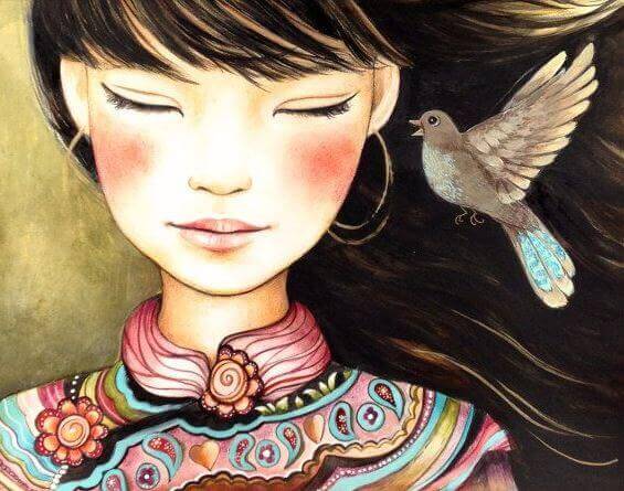 Mulher de olhos fechados com passarinho