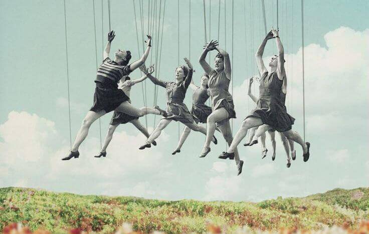 Mulheres sendo manipuladas como marionetes