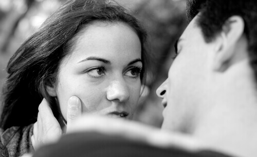 Casal-se-olhando-nos-olhos Quinze Dicas para Impulsionar a Vida Sexual do Casal