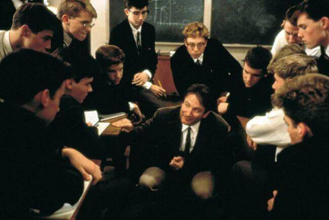 Jovens alunos em volta de um professor