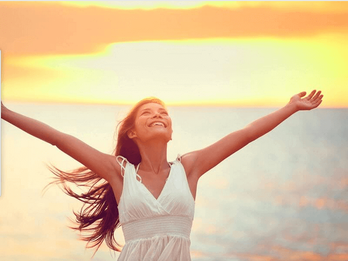 Mulher feliz após o fim do relacionamento