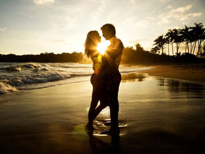 casal-apaixonado-na-praia