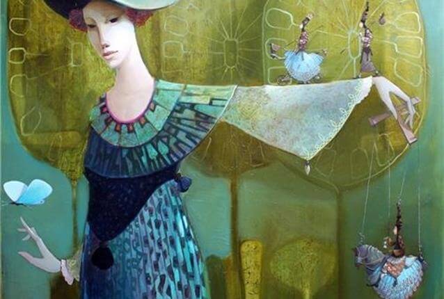 mulher-com-fantoche-lidando-com-as-criticas