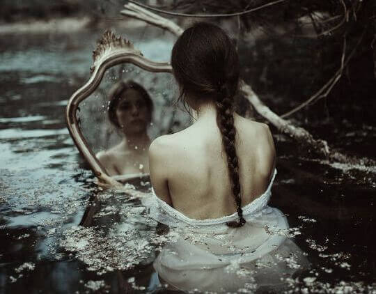 mulher-triste-olhando-espelho
