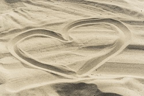 Coração na areia