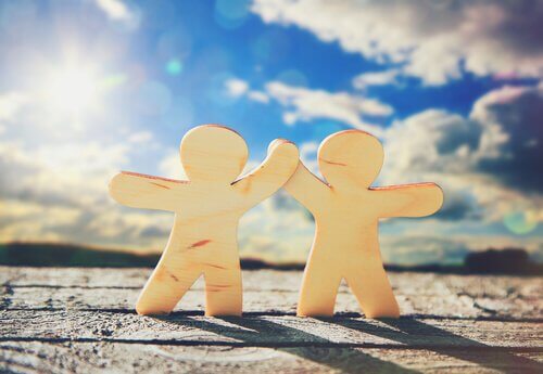 Dois bonecos de mãos dadas símbolo da amizade