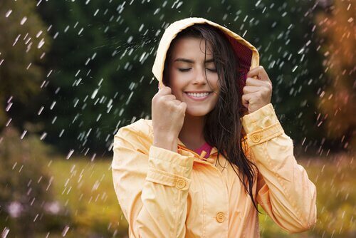Felicidade Mulher na chuva sentindo felicidade
