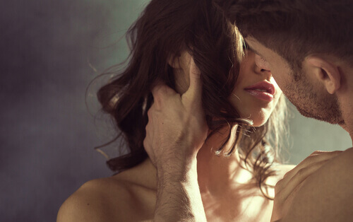 Homem beijando uma mulher