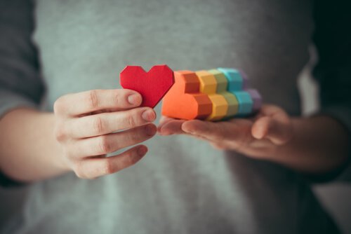 mulher-com-coracoes-coloridos Julgar a homossexualidade é um erro