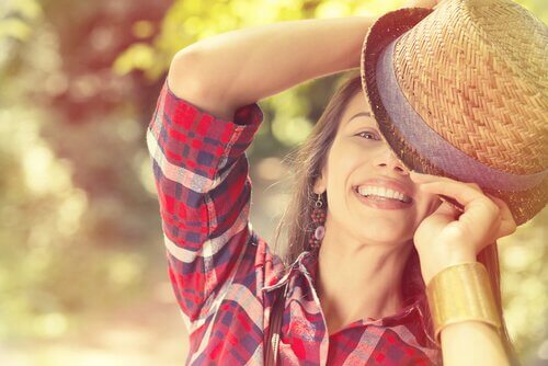 mulher-sorrindo-com-chapeu