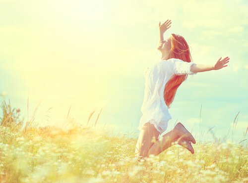Mulher feliz saltando no campo