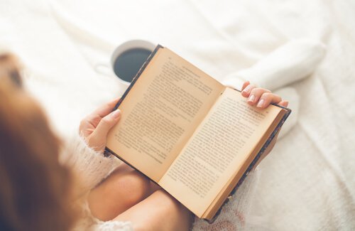 Mulher lendo para começar o dia