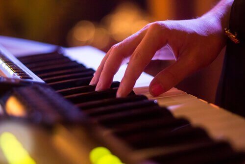 Mão tocando piano