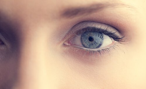 Olho azul de uma mulher