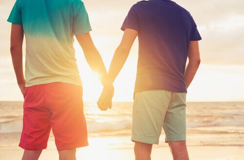 casal-de-homens-de-maos-dadas