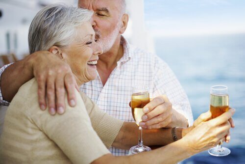 casal-de-idosos-aproveitando-a-vida