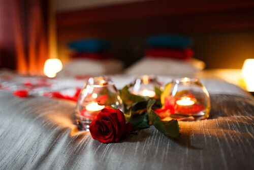 Rosas e velas em cima da cama