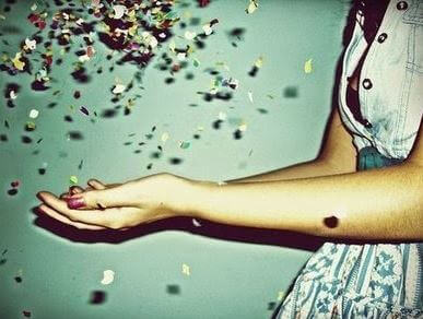 mulher-com-confete-nas-maos