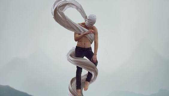 homem-entrelaçado-em-lençol