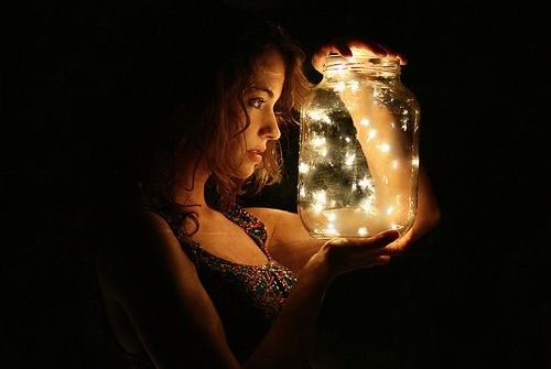 mulher-com-frasco-de-vaga-lumes