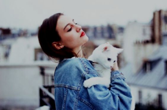 mulher-com-gato Eu não preciso que ninguém me diga como devo ser feliz