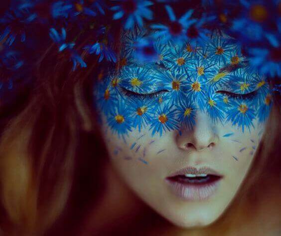 mulher-com-mascara-de-flores-azuis