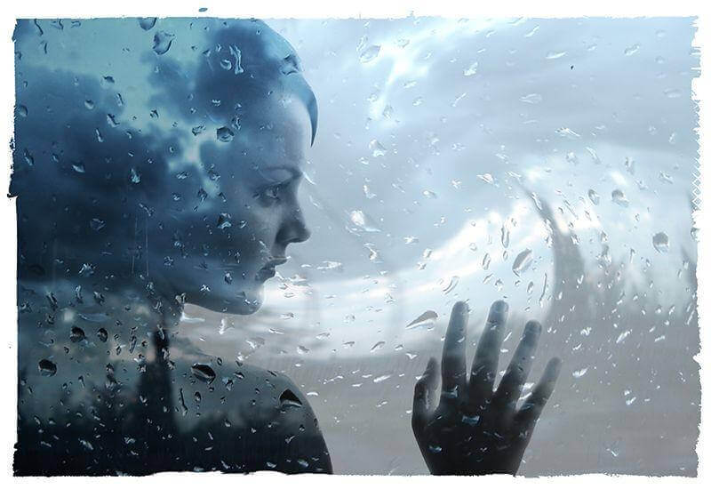 mulher-refletindo-encostada-em-vidro-molhado