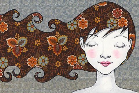 mulher com os olhos fechados, cabelos ao vento e feliz