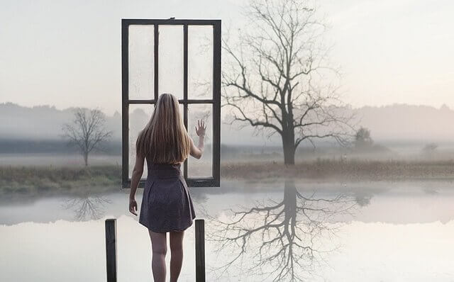 mulher-janela-paisagem