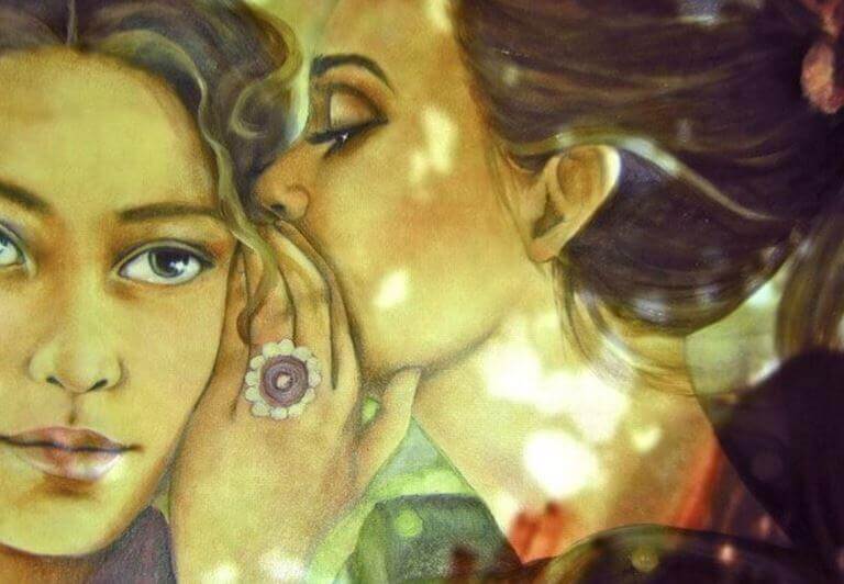 mulher-contando-segredo Para palavras tolas, ouvidos inteligentes