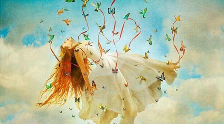 mulher-carregada-por-borboletas