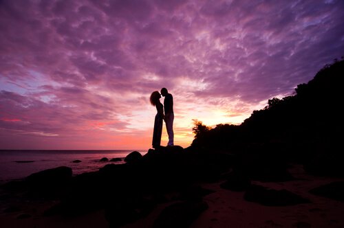 Casal-romântico-se-beijando