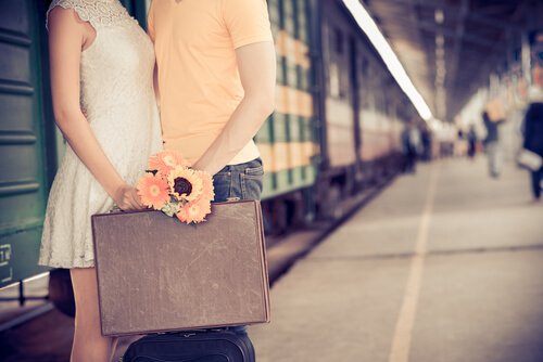 Casal se despedindo em uma estação de trem
